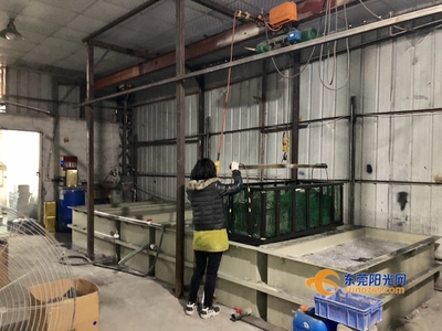 黃江有一家五金店不但沒營業(yè)執(zhí)照,還整天&ldquo;放毒&rdquo;!環(huán)保局說查你沒商量!